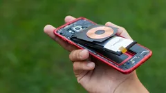 Môže sa vznietiť kedykoľvek: čo robiť, ak sa batéria v telefóne nafúkne?