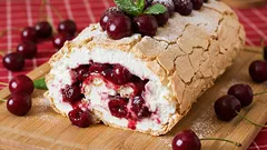 Recept na ľahučkú pusinkovú roládu s čerešňami – chutí ako v kaviarni