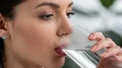 Opýtali sme sa štyroch odborníkov, či horúca voda pomáha schudnúť – všetci odpovedali rovnako