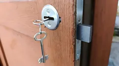 Prečo nenechávať kľúč v zámku dverí? Nie je to ochrana, ale uľahčenie vlámania