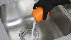 Upchatie drezu zmizne do hodiny: jednoduchý spôsob bez volania inštalatéra