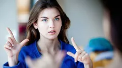 Psychológovia: 5 gest, ktoré počas rozhovoru používajú iba inteligentní ľudia