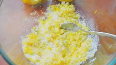 Zmies̆anie citrónovej kôry s jedlou sódou: na čo je to užitočné a prečo to robiť