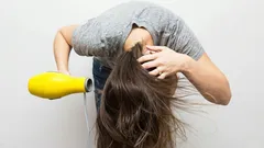 Dajú sa sušiť vlasy s hlavou dolu? Trichológovia dali nejednoznačnú odpoveď