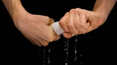 Žehlička, sušička ani radiátor nie sú potrebné: Ako vysušiť oblečenie v chlade za 5 minút